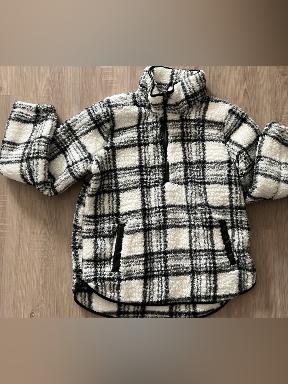 Abercrombie & Fitch unisex Black and White Plaid Sherpa Puffer Jacket
